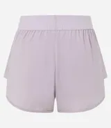 Short deportivo rosa claro, modelo runner, con cintura ancha elástica y bajo redondeado. Confeccionado en poliéster y elastano, con forro.