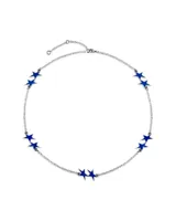 Collar de cadena plateada con eslabones finos y dijes de estrellas dobles esmaltadas en color azul.
