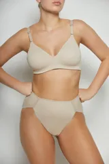 Bombacha vedetina clásica de tiro alto color beige.
