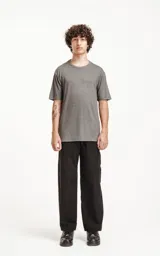 Remera gris melange de corte recto y mangas cortas.