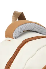 Mochila escolar en color beige y tostado, con múltiples compartimentos y detalles en cuero sintético.