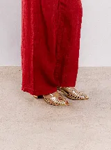 Sandalia negra de cuero con tiras finas entrecruzadas, punta fina, pulsera regulable en el tobillo y taco bloque.