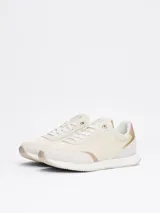 Zapatillas Tommy Hilfiger color crema con detalles en beige y dorado. Confeccionadas en poliéster con paneles mixtos y logo bordado en la lengüeta y el talón.