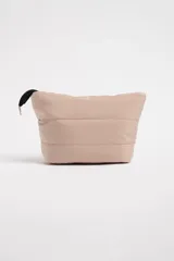 Necesser de poliéster color beige con diseño capitoneado y cierre superior con cremallera negra.