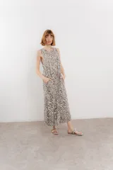 Vestido largo sin mangas de algodón con estampado animal print y escote redondo. Tiene bolsillos laterales y corte suelto.