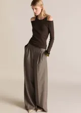 Camiseta negra de manga larga con cuello redondo y hombros descubiertos.