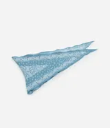 Pañuelo triangular de satén color celeste con estampado paisley en blanco.