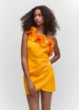 Vestido corto color naranja, de corte ajustado, con escote asimétrico y volantes en el hombro. Presenta cierre lateral con cremallera y diseño cruzado en la falda.