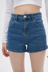 Short de jean azul de tiro alto, corte recto y ruedo desflecado.
