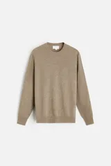 Jersey de hombre color beige, de cashmere, corte regular, cuello redondo y manga larga.