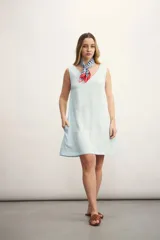 Vestido corto color negro, sin mangas, con escote en V y bolsillos laterales.