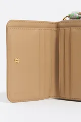 Cartera de nylon color marrón con cierre de cremallera, asa de tejido logotipada y compartimento interior para tarjetas.