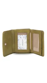 Billetera mediana color rosado, con tapa y cierre a presión. Presenta múltiples compartimentos interiores para tarjetas y billetes, y un bolsillo exterior con cierre en la parte posterior.