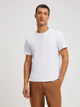 Remera azul marino de corte slim y mangas cortas.