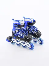 Par de patines en línea ajustables, con bota de caña alta en colores azul, blanco y negro.