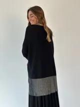 Saco negro de algodón con diseño de rayas horizontales grises en la parte delantera y en los puños.