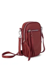 Bandolera compacta de símil cuero color rojo, con correa regulable y desmontable. Posee apertura superior, bolsillo frontal con cierre y bolsillo trasero abierto.