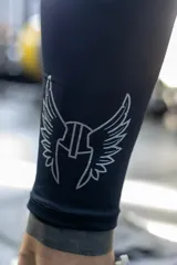 Calza deportiva de diseño ajustado, con estampas originales de Hermod y toque de mayor confort.