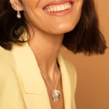 Conjunto de collar y caravanas de plata 925 con dije irregular.