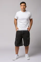 Bermuda de jean negro con corte holgado y múltiples bolsillos tipo cargo.