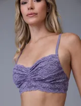 Conjunto de lencería color lila compuesto por un bralette de encaje floral sin aro ni relleno, con breteles regulables y cierre trasero, y una bombacha tipo shorty con detalle de encaje en la cintura.