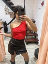 Top rojo de un solo hombro, ajustado al cuerpo.