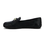 Zapato mocasín Comfortflex de cuero negro con detalle de hebilla dorada.