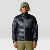 Campera negra ultraliviana con capucha, rellena de poliéster reciclado. Cuenta con un bolsillo seguro en el pecho con cremallera, dos bolsillos seguros con cremallera para las manos, puños elásticos y dos ajustadores de dobladillo inferior.