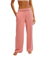 Pantalón de jogging color salmón, con cintura elástica, dos bolsillos y largo hasta los tobillos.