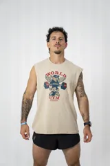 Musculosa color beige de algodón elastizado con estampado frontal de un ángel musculoso levantando pesas y el texto "World Gym Uruguay".