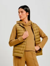 Chaleco puffer color marrón con cierre frontal y bolsillos laterales.