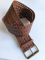 Cinto de cuero color marrón con ojalillos metálicos y hebilla dorada.