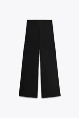 Pantalón de vestir color crudo, de tiro alto, corte recto y textura arrugada. Cuenta con cintura elástica ajustable con cordones.