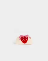 Broche para el pelo color crema con forma de pinza y diseño de frutilla roja con lunares blancos y moño rosa.
