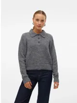 Sweater gris de punto con cuello polo y cierre parcial con botones.