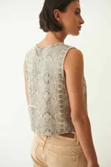Musculosa corta sin mangas con cuello redondo y estampado de piel de serpiente en tonos grises.
