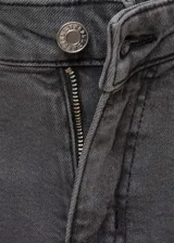 Pantalón de jean gris oscuro de corte flare, tiro medio y diseño crop.