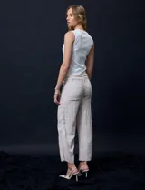 Pantalón capri de lino color beige con estampado floral, marca Zac & Rachel. Tiene pretina con pasadores, cierre y botón. Incluye cinturón de cordones con hebilla metálica. Presenta bolsillos delanteros con botones y bolsillos traseros.