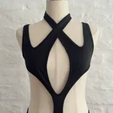 Body negro con aberturas en el abdomen y espalda descubierta.