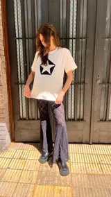 Remerón blanco de algodón con estampa de estrella negra en el centro.