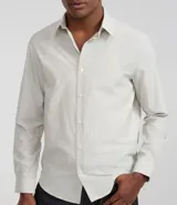 Camisa de hombre regular, de sastrería rayada celeste y blanco, con cuello solapa, abotonada y de manga larga.