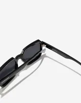 Gafas de sol unisex Hawkers modelo Minimal Max, de acetato negro con lentes rectangulares oscuras.