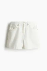 Short de jean blanco de tiro alto, con cinco bolsillos y cierre con botón. Confeccionado en denim de algodón rígido.
