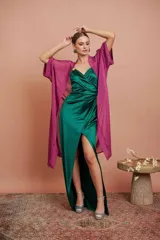 Kimono largo de gasa color obispo, con mangas anchas y corte holgado.