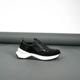 Deportivo de cuero vacuno negro, con suela de goma, diseño minimalista y cómodo, ideal para uso diario.