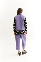 Chaleco lila de gabardina de algodón con pespuntes en contraste.