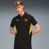 Polo Puma Cap Evostripe de hombre, color negro con detalles en amarillo, cuello clásico con botones, logo de Puma bordado en el pecho y escudo del Club Atlético Peñarol.