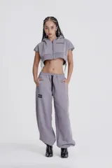 Pantalón de jogging gris con corte holgado y bolsillos laterales.