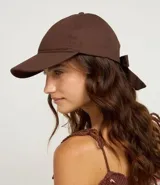 Gorra de sarga color marrón oscuro, con visera curva y un lazo ajustable en la parte trasera.