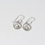 Aros colgantes de plata 925 con dije circular calado con espiral y piedra blanca en el centro.